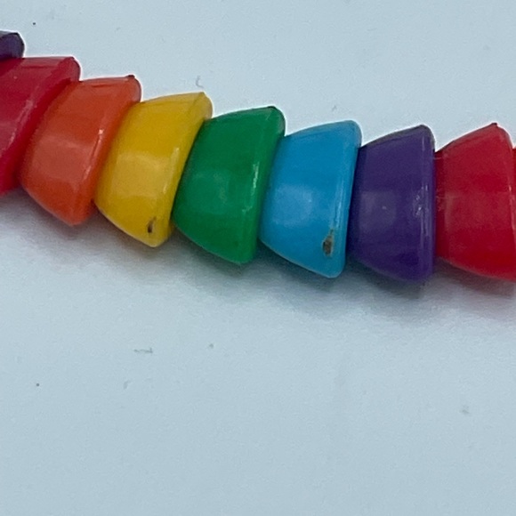 “RAINBOW COLOURED BEAD” VINTAGE PLASTIC CHOKER STYLE NECKLACE. - Picture 5 of 9